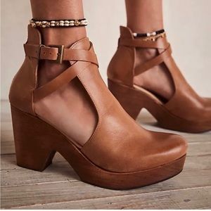 Free People Cedar Clog in Tan Leather